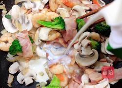 奶油蘑菇海鲜意面的做法图解13