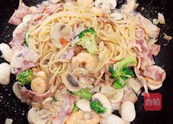 奶油蘑菇海鲜意面的做法图解18