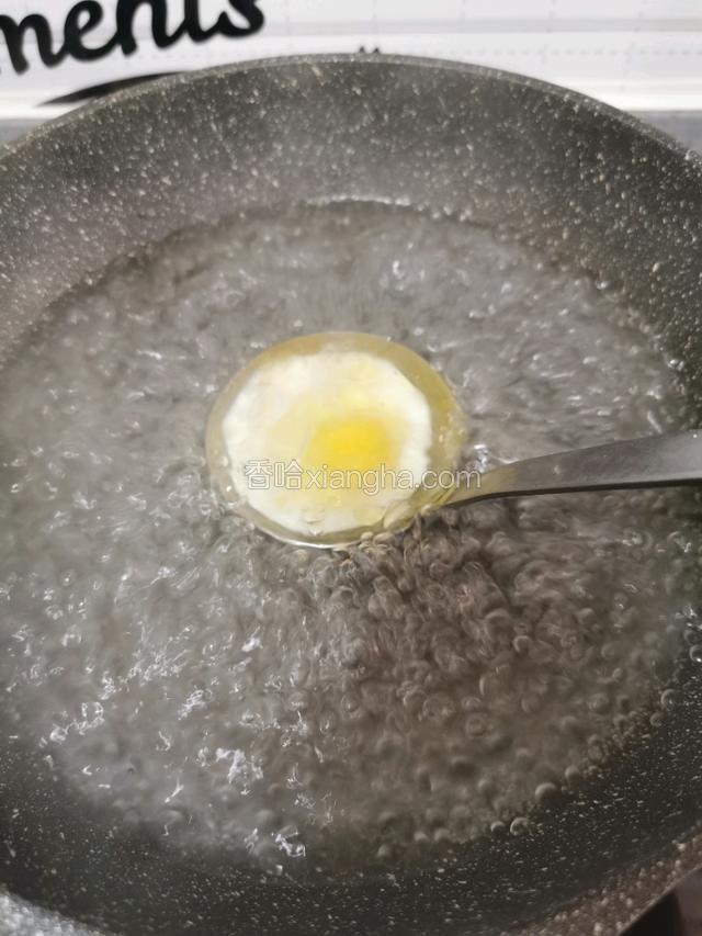 打入鸡蛋一个，耐心等待凝固
