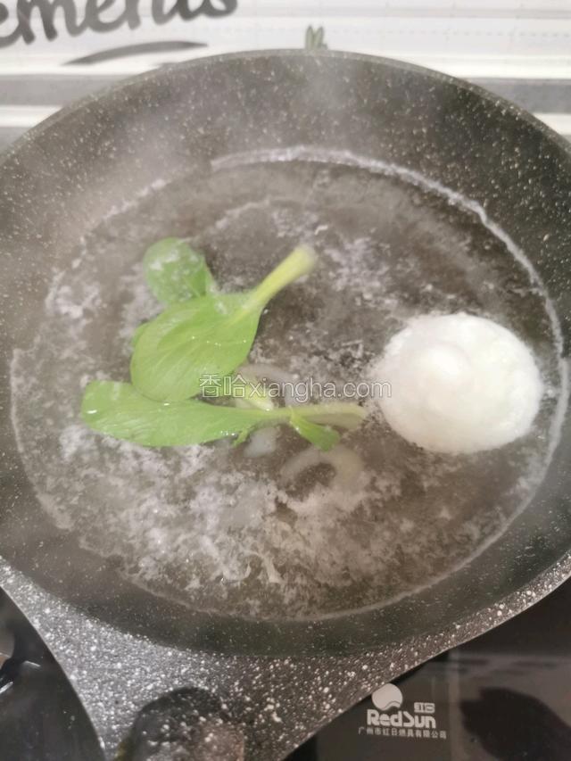 倒入青菜虾仁煮熟