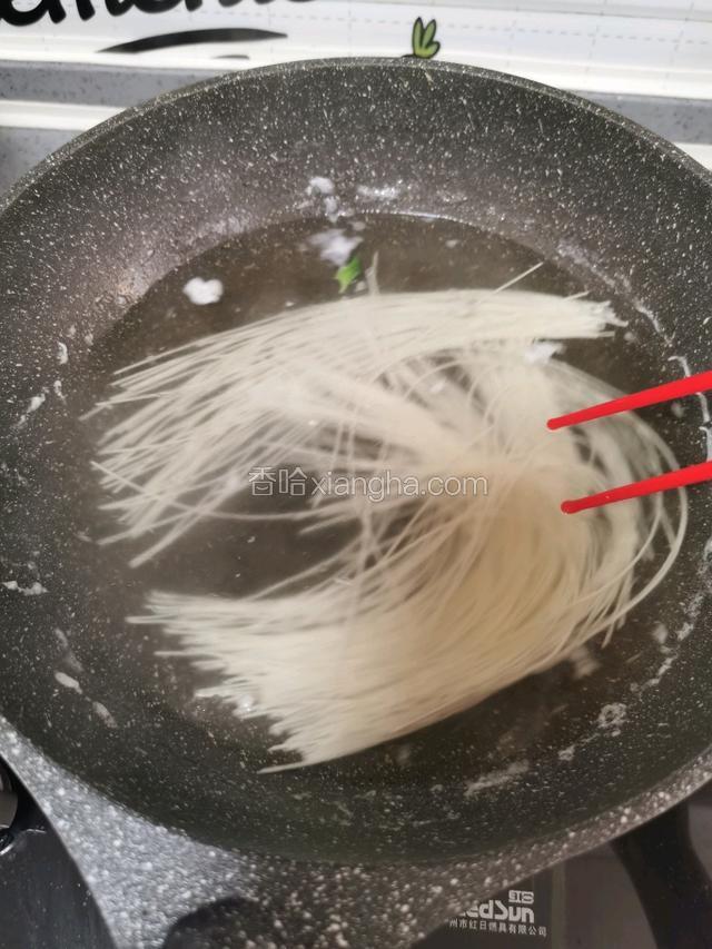 下入挂面，点两次水煮熟