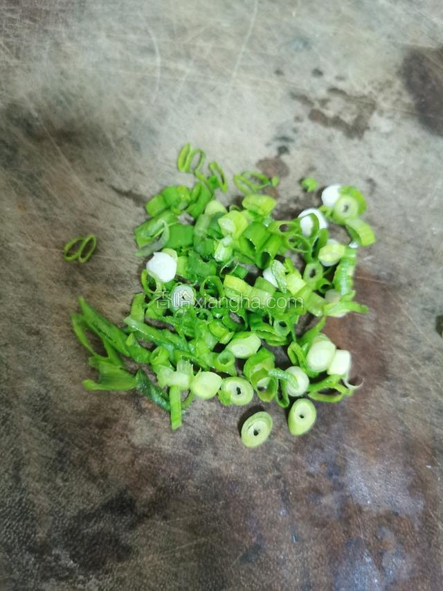 切葱花备用
