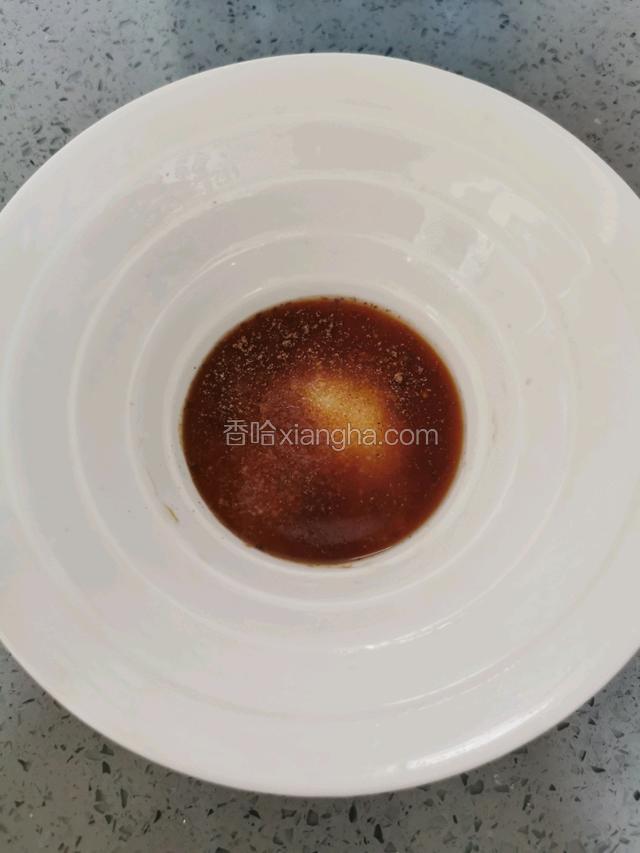 空碗里放入盐，五香粉，红醋，生抽，白糖调味