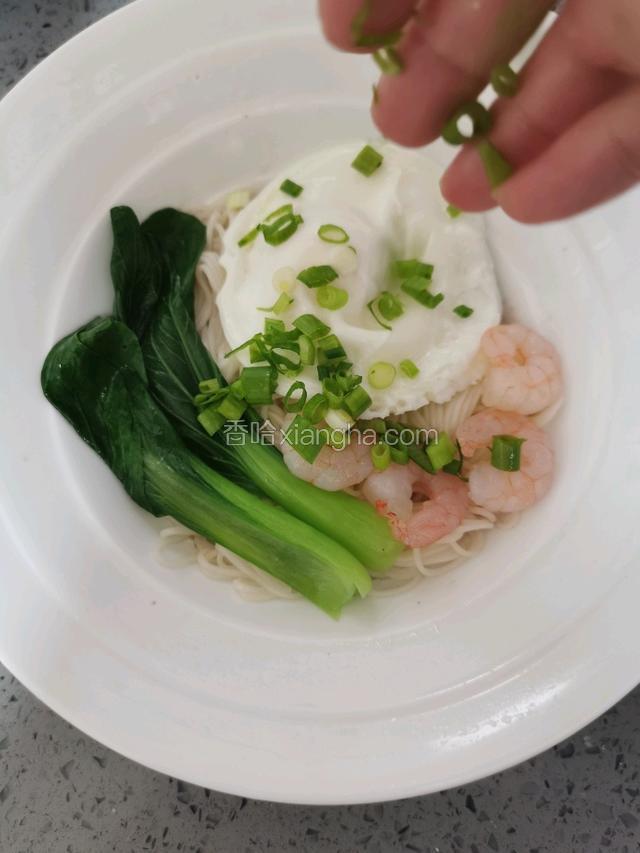 放入虾仁，鸡蛋，青菜，撒上小葱花