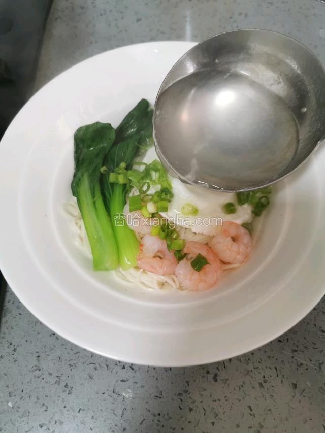 浇上面汤即可食用