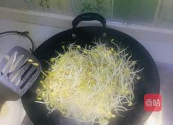 豆豉鲮鱼炒黄豆芽的做法图解3