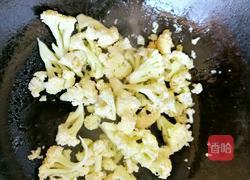 超简单清爽可口好吃的花菜炒肉的做法图解3