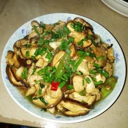 香菇片炒鸡肉的做法[图]