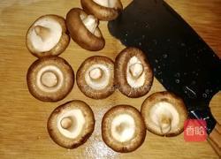 香菇片炒鸡肉的做法图解1