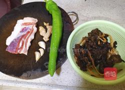 五花肉木耳炒黄花菜的做法图解1