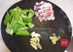 五花肉木耳炒黄花菜的做法图解2