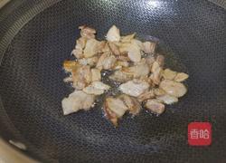 五花肉木耳炒黄花菜的做法图解5