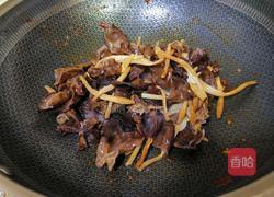五花肉木耳炒黄花菜的做法图解7