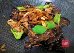 五花肉木耳炒黄花菜的做法图解10