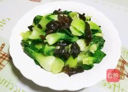 黑木耳炒青菜的做法图解1
