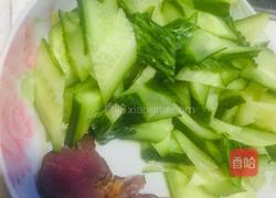 黄瓜炒腊肉的做法图解1