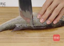 红烧鲈鱼（简单快手）的做法图解1