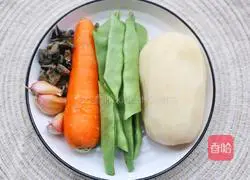 Illustration of how to make lotus pond stir-fry 1