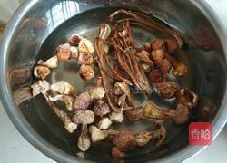 姬松茸茶树菇炖鸡腿的做法图解1