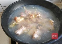 姬松茸茶树菇炖鸡腿的做法图解5