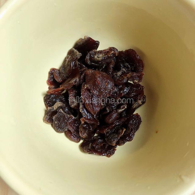 准备好桂圆肉，洗尽待用。