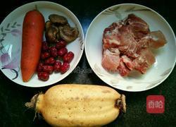 香菇胡萝卜莲藕排骨汤的做法图解1