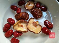 香菇胡萝卜莲藕排骨汤的做法图解2