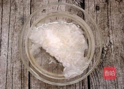 火龙果银耳莲子汤的做法图解2