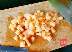 养生哈密瓜火龙果甜汤的做法图解4