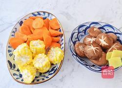 香菇玉米胡萝卜鸡汤的做法图解2