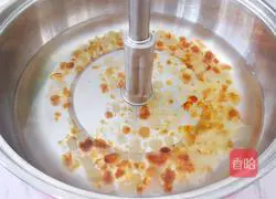 Illustration of how to make peach gum, soapberry, rice snow swallow and lily soup 4