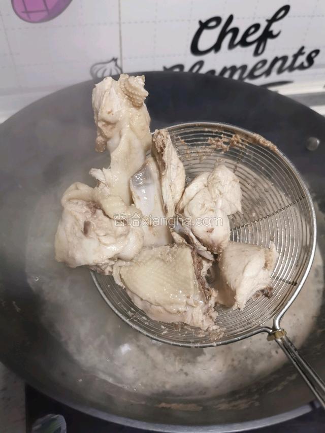 冷水下锅煮至翻滚后捞出