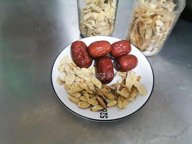 清洗干净黄芪当归和红枣