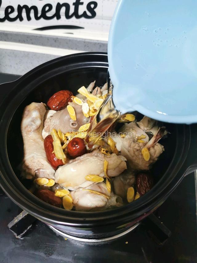 砂锅里加入鸡块，黄芪，当归，红枣，没过食材的清水