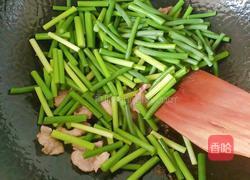快手好吃的下饭菜蒜苔炒肉的做法图解3