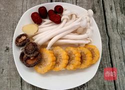 玉米菌菇汤的做法图解1