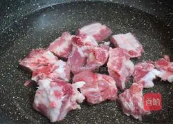 Illustration of how to make pork ribs, yam and carrot soup 2