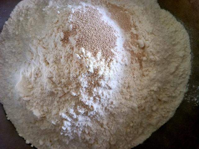 面粉和干酵母混合均匀。