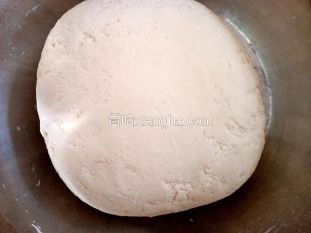 然后揉成光滑的面团，盖上保鲜膜，放温暖处发酵至两倍大。