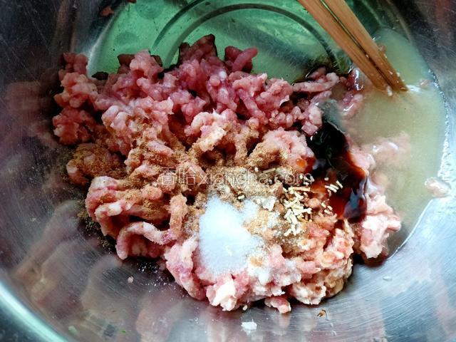 猪肉碎中加入蚝油 生抽 料酒 花生油  十三香 白胡椒粉 盐和鸡粉搅拌均匀。