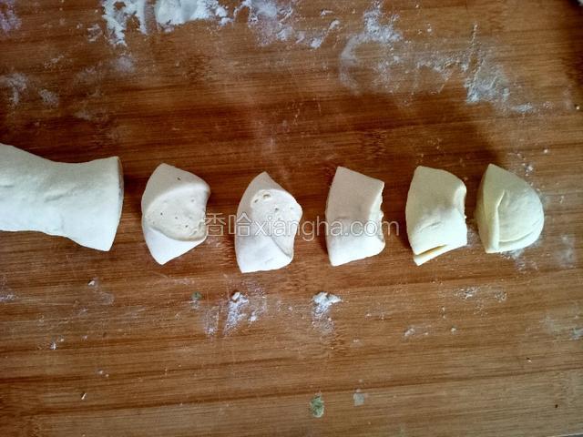 取出面团，排气揉匀，搓成长条状，切成大小均匀的小剂子。