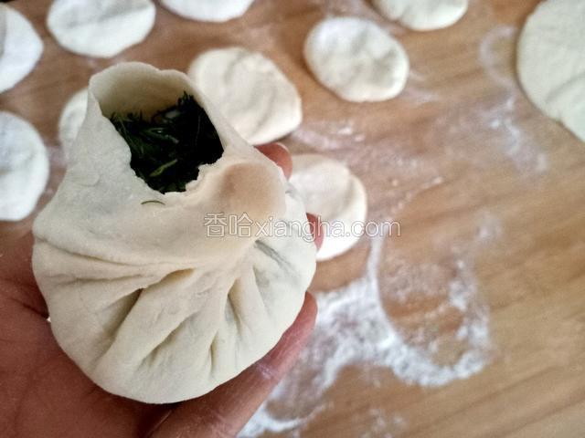 捏出包子的形状。