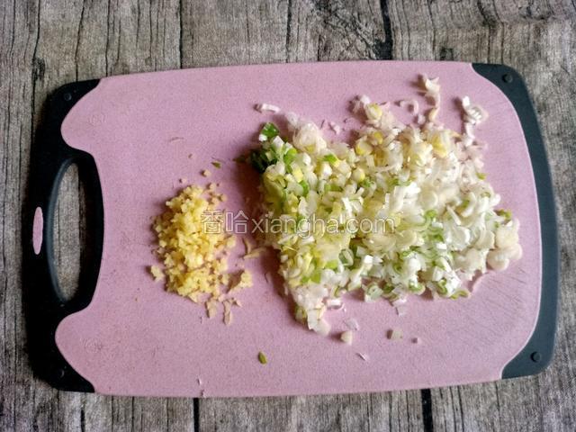 葱姜切碎备用。
