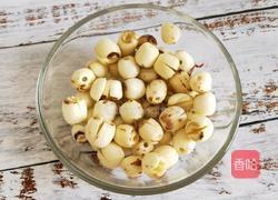 紫薯黑米莲子粥的做法图解1