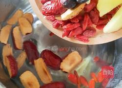 红枣桂圆枸杞汤的做法图解3