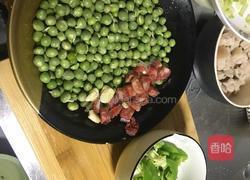 豌豆 青豆炒腊肠的做法图解1