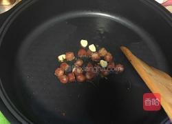 豌豆 青豆炒腊肠的做法图解2