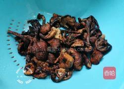 榛蘑炖鸡汤的做法图解2