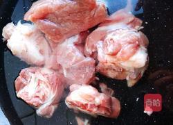 玉米莲藕花生筒骨汤的做法图解1