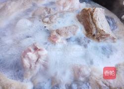 玉米莲藕花生筒骨汤的做法图解3